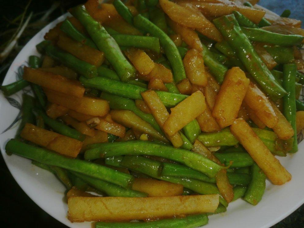 豇豆炒土豆是很神奇的一道菜, 没有一丁点肉, 却好吃到爆