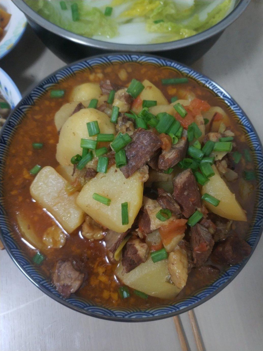 番茄土豆胡萝卜牛腩（牛肉鲜嫩的独家秘诀）