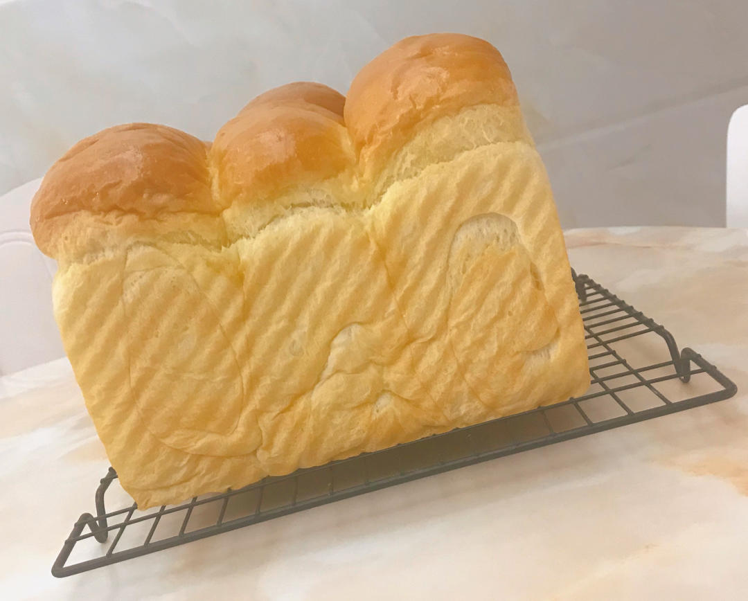 两条超级软的甜甜吐司