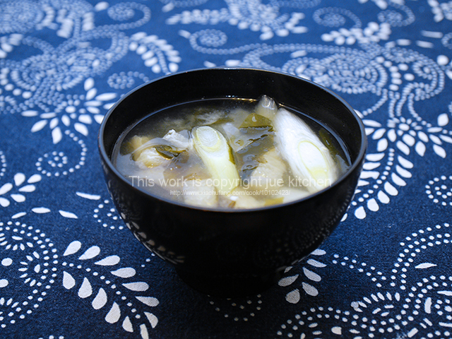 油豆腐和葱的味噌汤的做法