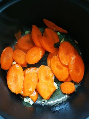 小胡萝卜炒大白菜的做法 步骤6