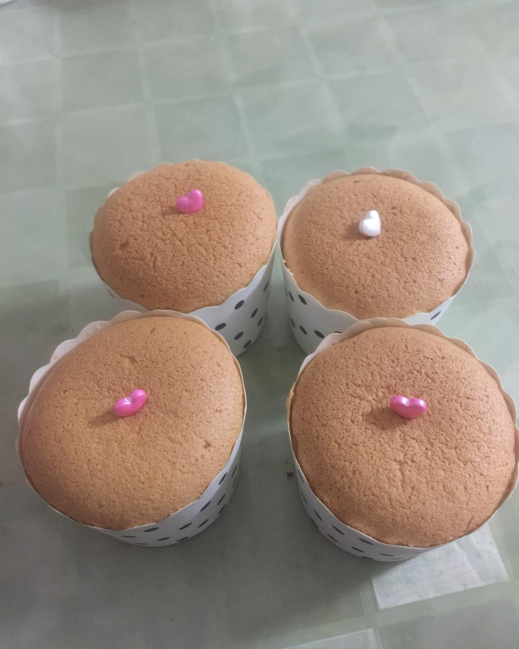 不皱不裂圆润饱满原味戚风纸杯蛋糕