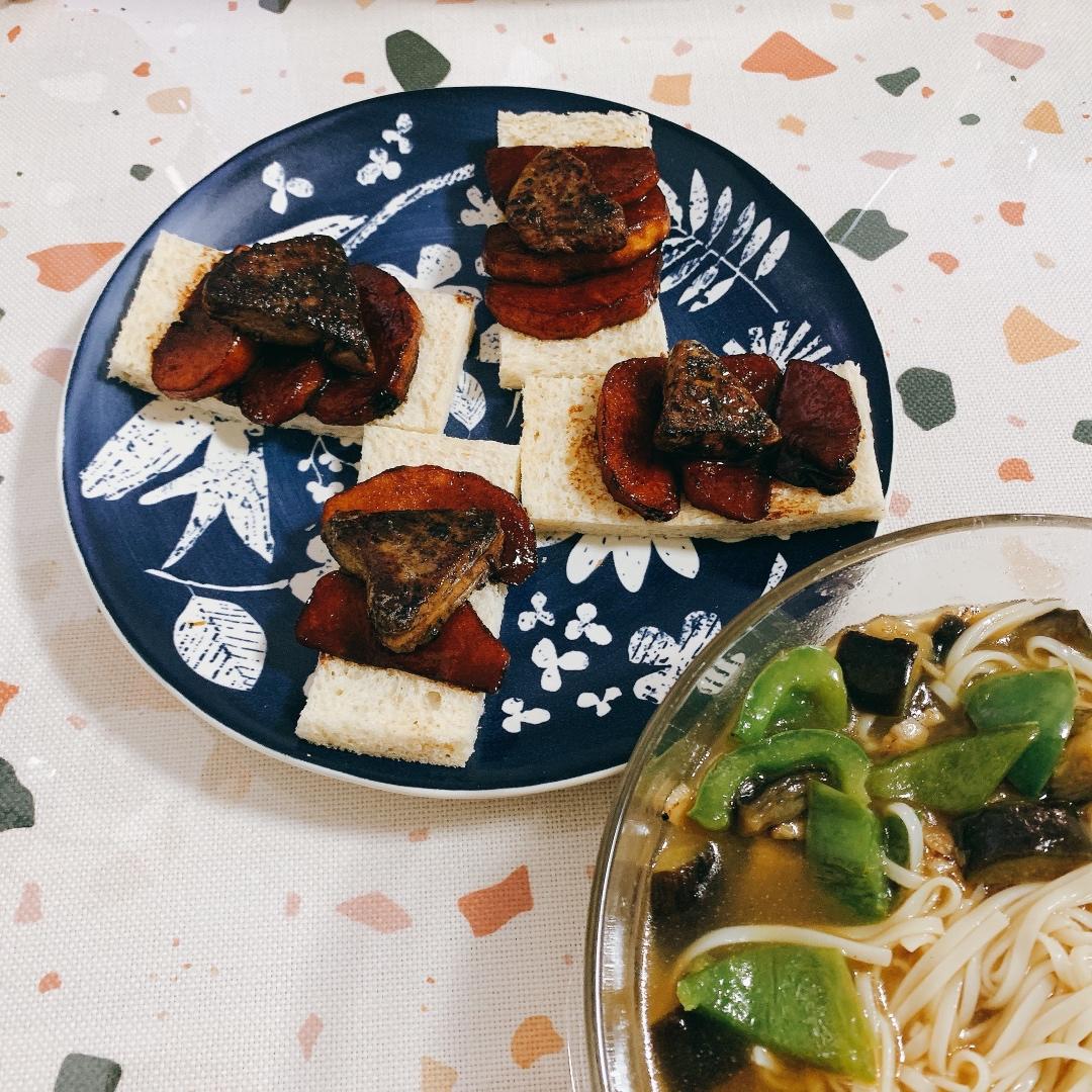 焦糖苹果煎鹅肝。秒杀蓝莓酱的口感。