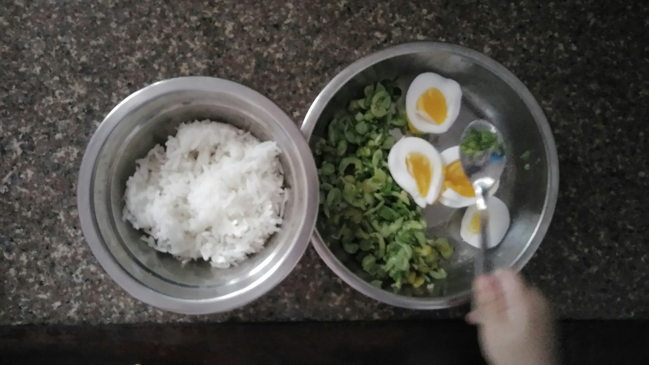 宝宝辅食:鸭蛋+豌豆+米饭。的做法