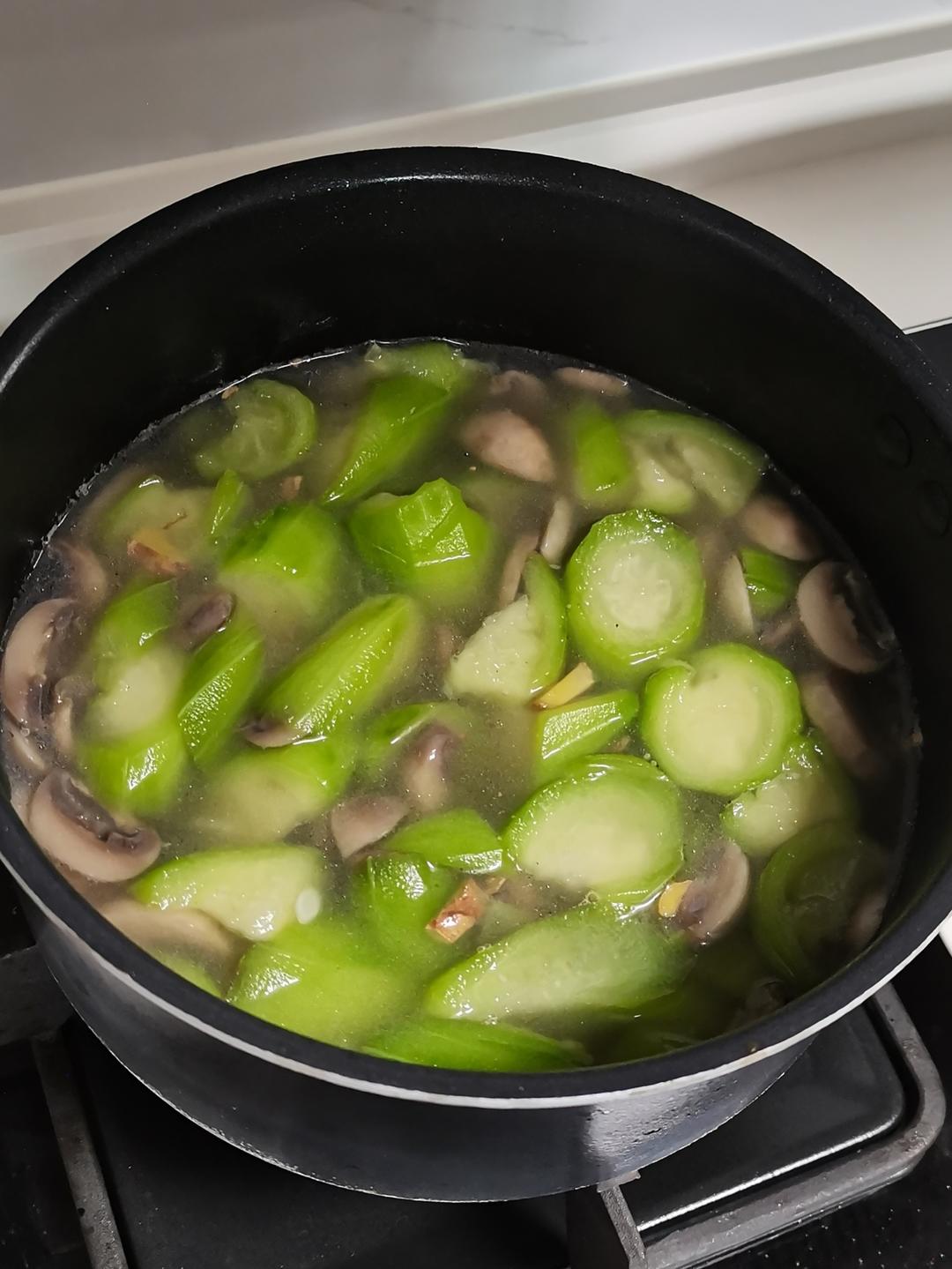 汤鲜味美！适合天热喝的刮油神汤～丝瓜蘑菇汤