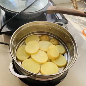 土豆泥芝士培根卷的做法 步骤1