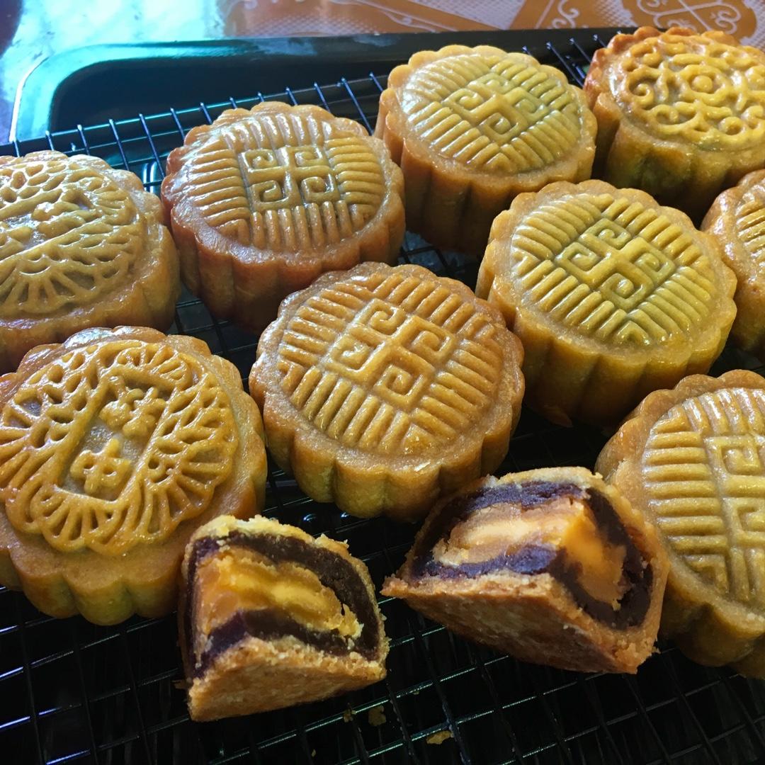 广式月饼－－蛋黄豆沙月饼