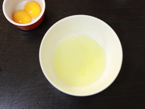 蜂蜜桂花炖奶的做法 步骤2