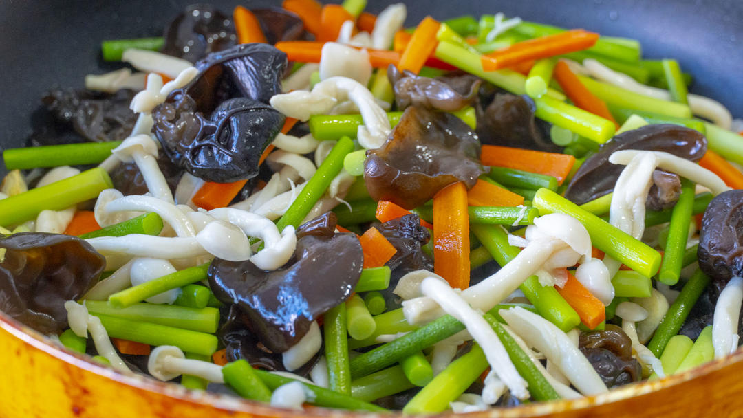 蒜苔什锦菜的做法