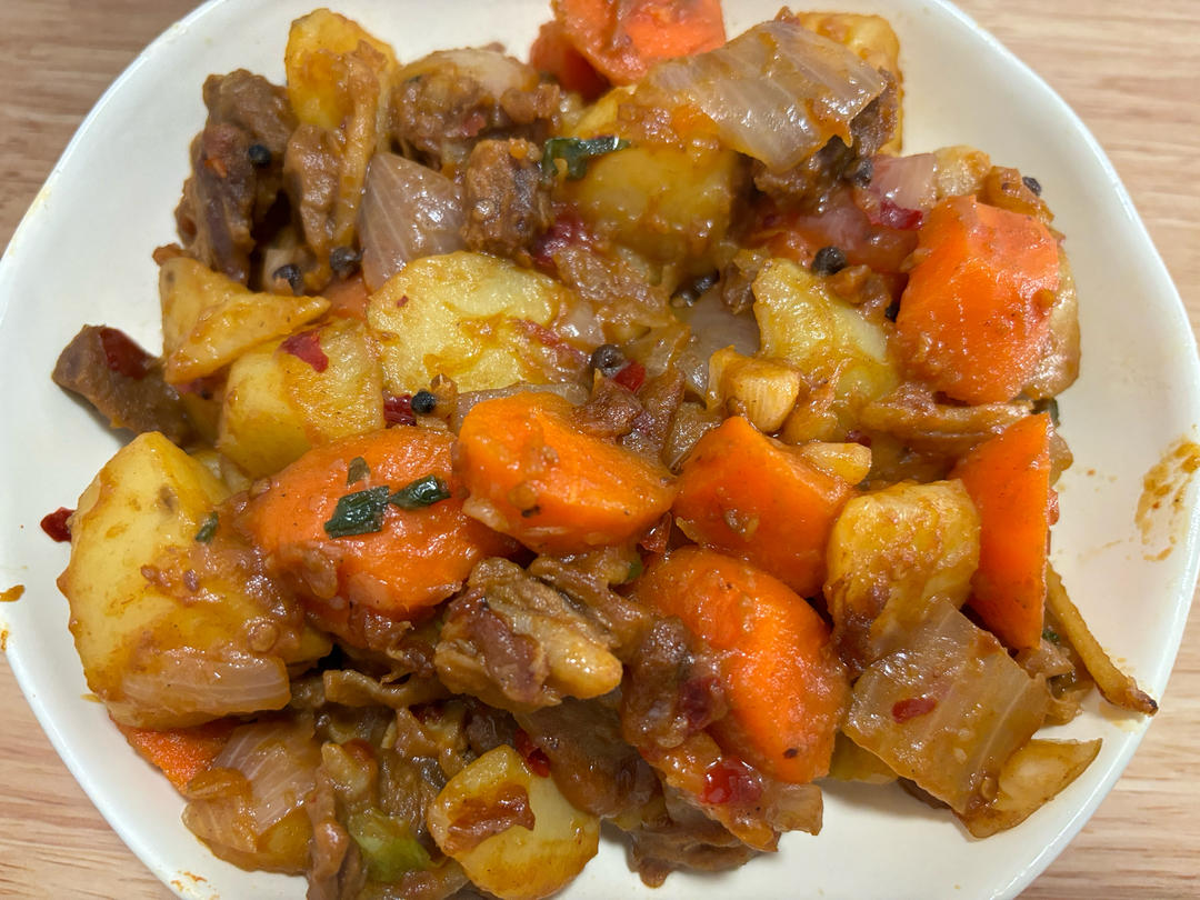 羊肉炖胡萝卜土豆洋葱，这一锅出来非常下饭