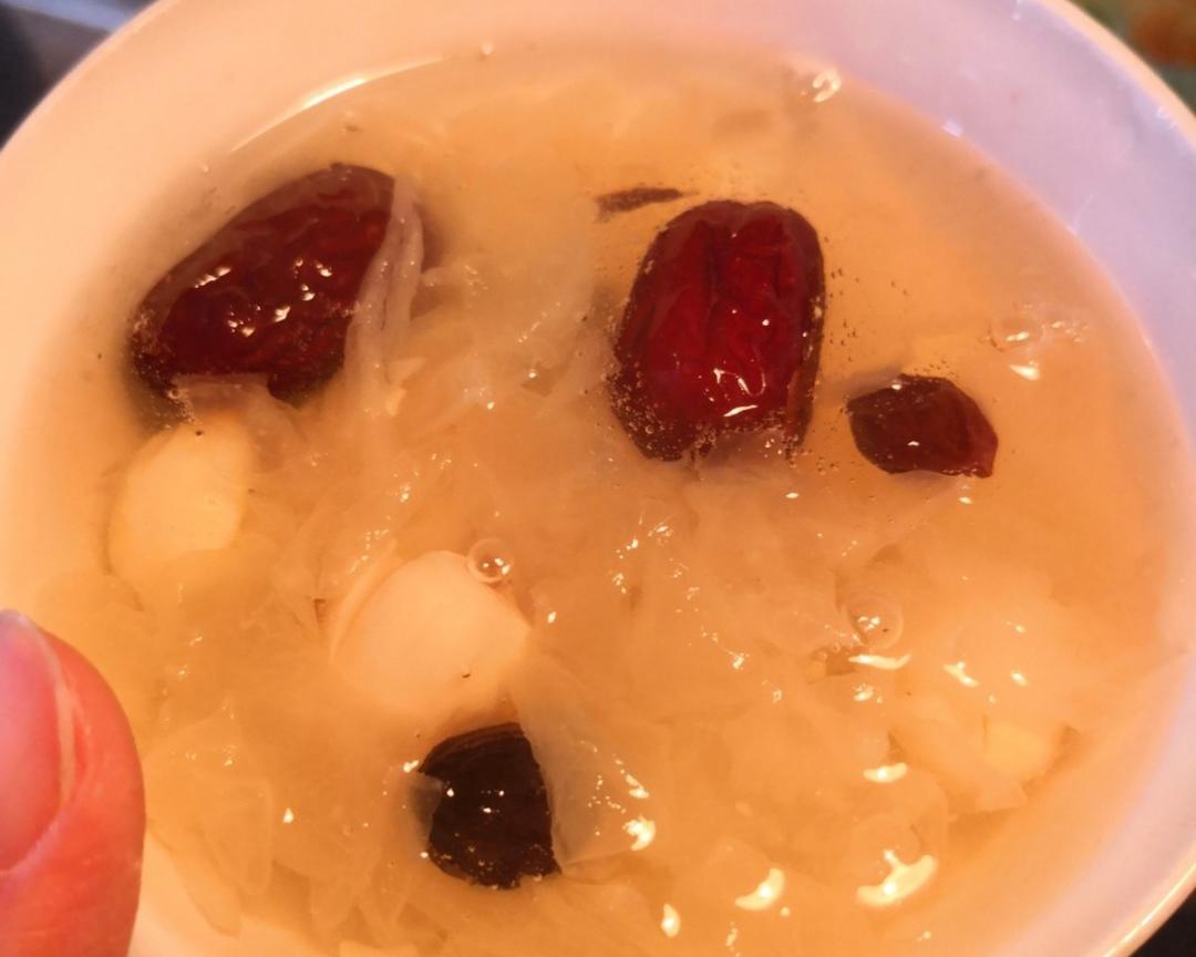 红枣莲子木耳糖羹