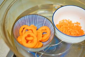 胡萝卜藜麦小米鸡汁饭的做法 步骤3