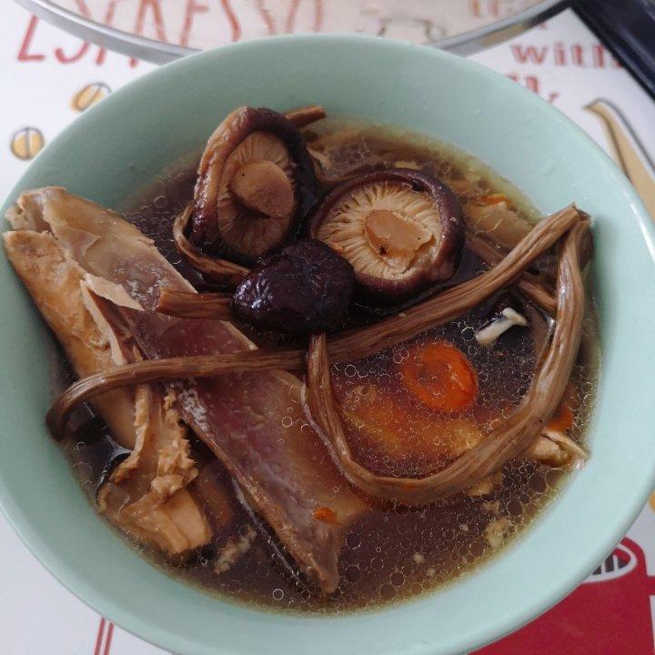 姬松茸茶树菇杂菌鸡汤