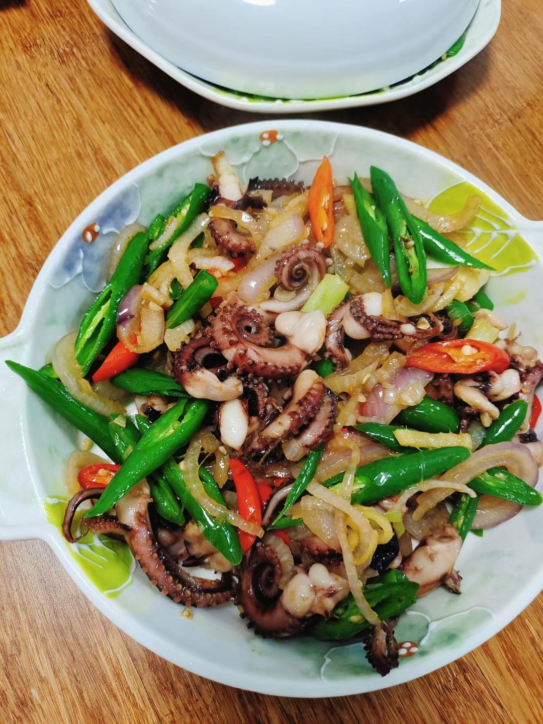 爆炒鱿鱼须，加上这一步，可以与铁板鱿鱼媲美