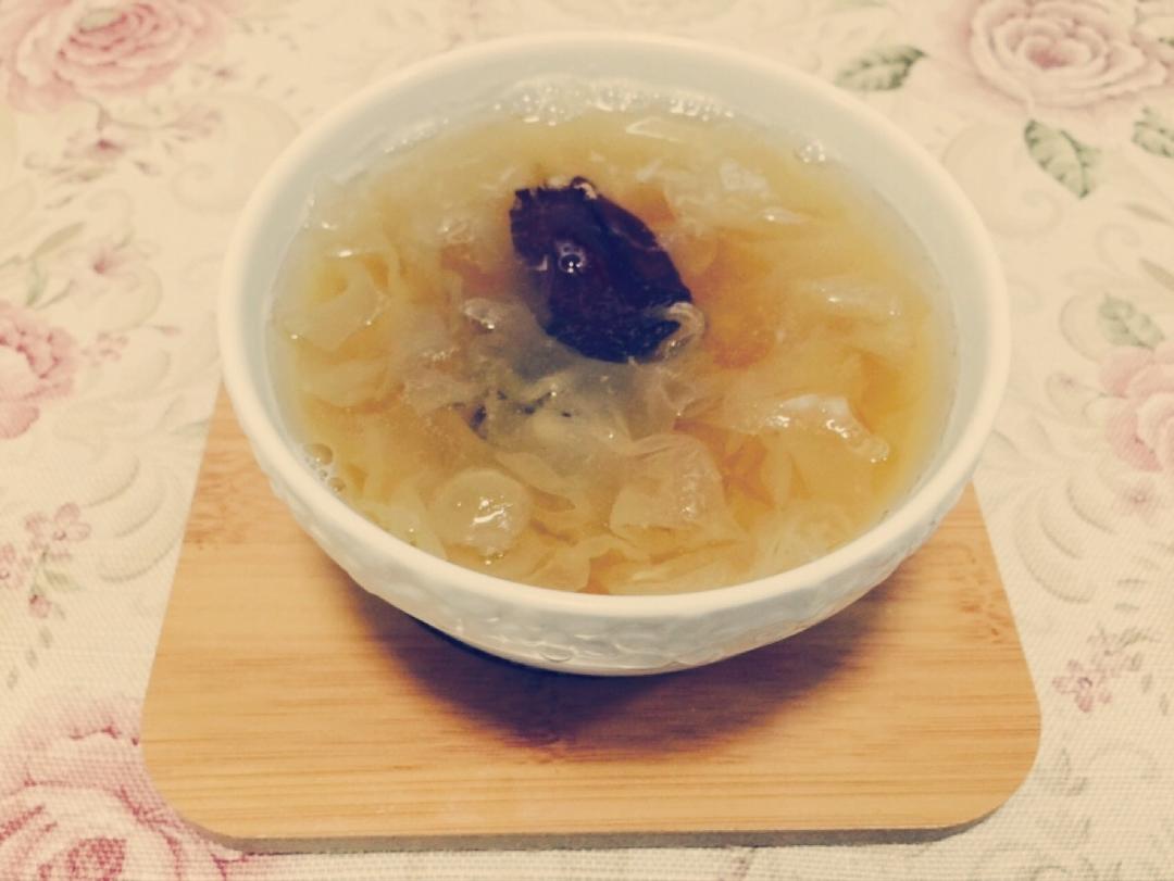 冰糖红枣银耳皂角米羹