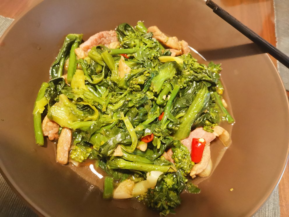 菜苔炒五花肉-袁姗姗特别喜欢的一种蔬菜，自古就是网红菜，搭配五花肉炒一上桌就被抢光