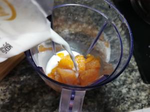 冻芒果牛奶的做法 步骤3