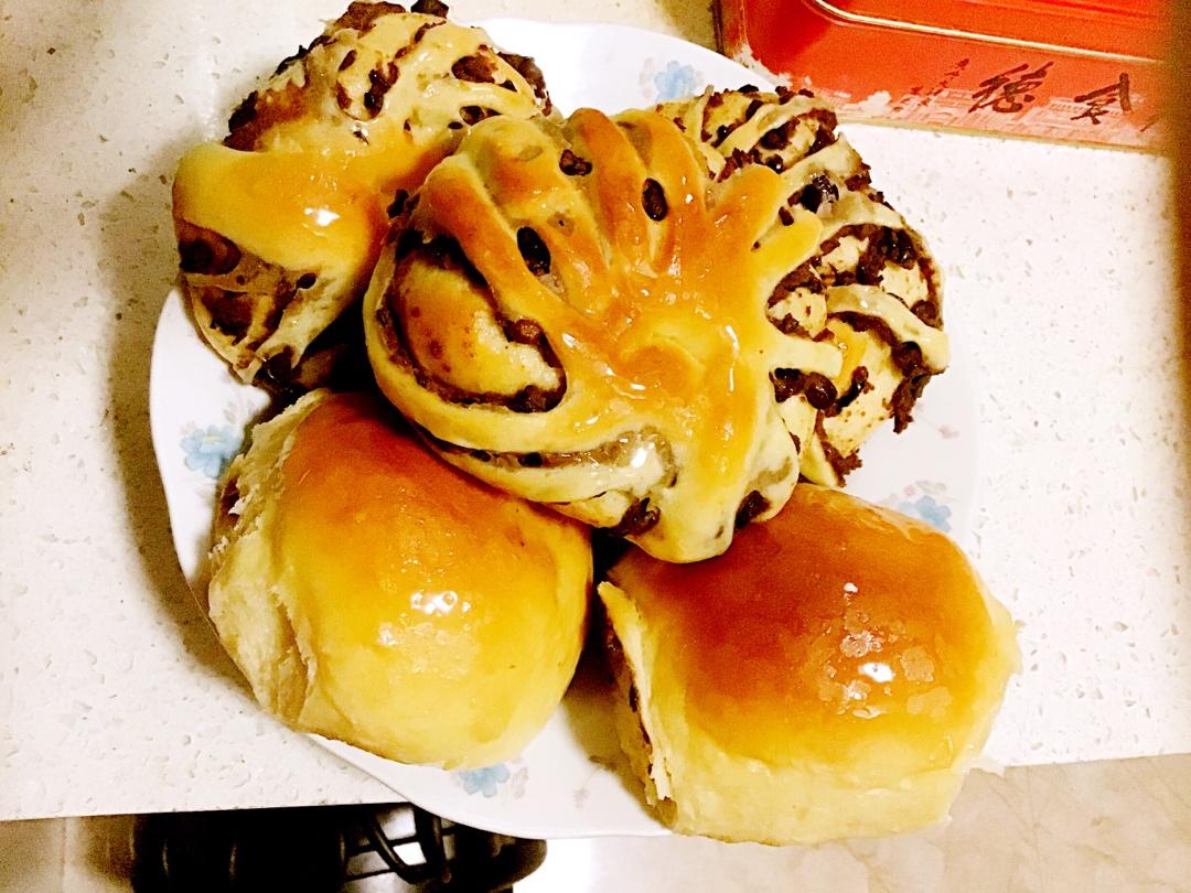 松软可口的红豆沙面包卷