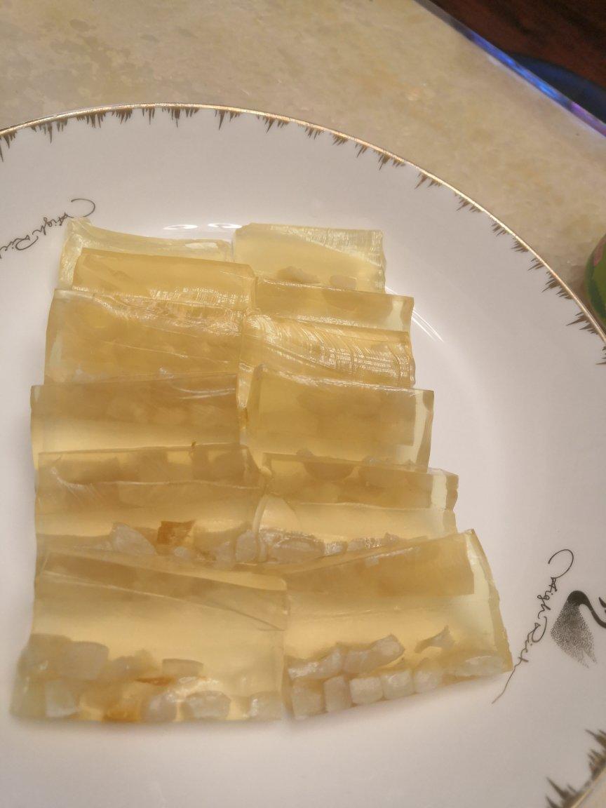 伽骨做的晶莹剔透的水晶猪皮冻