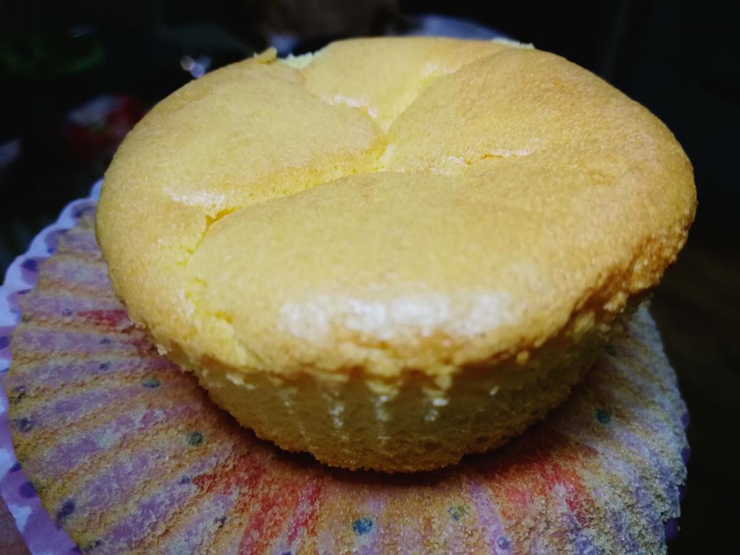 戚风杯子蛋糕^_^不开裂不回缩喔～