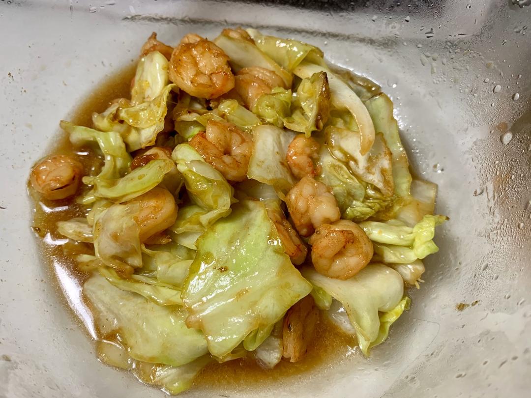 闺女每次吃光光的.   虾仁炒包菜