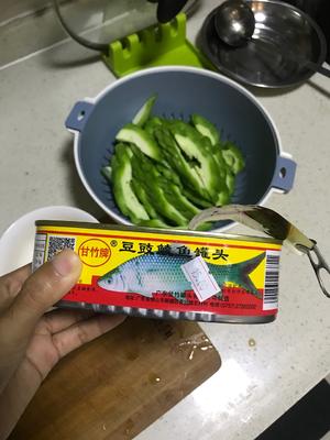 夏日开胃菜-豆豉鲮鱼炒苦瓜的做法 步骤2