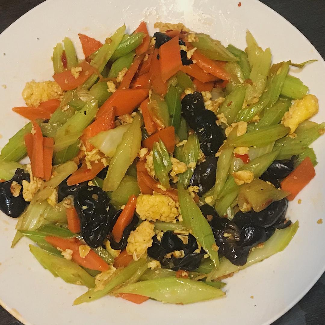 芹菜木耳炒鸡蛋
