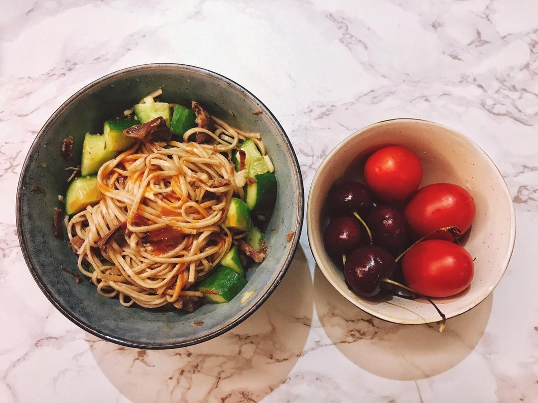 黄瓜芝香凉拌面丨健康·三餐
