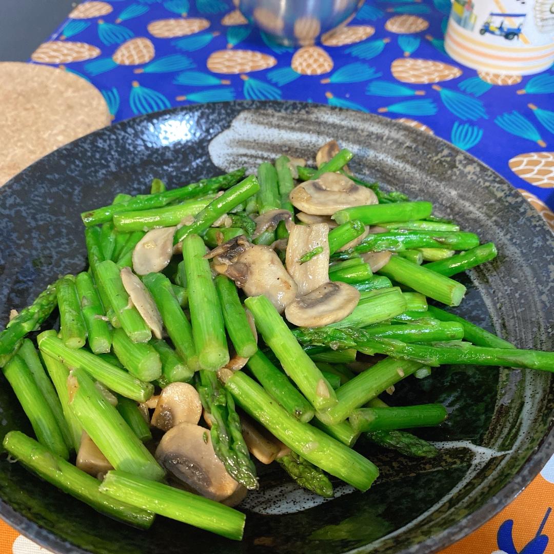 芦笋炒蘑菇