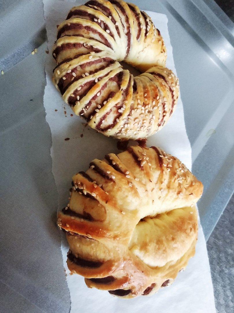 松软可口的红豆沙面包卷