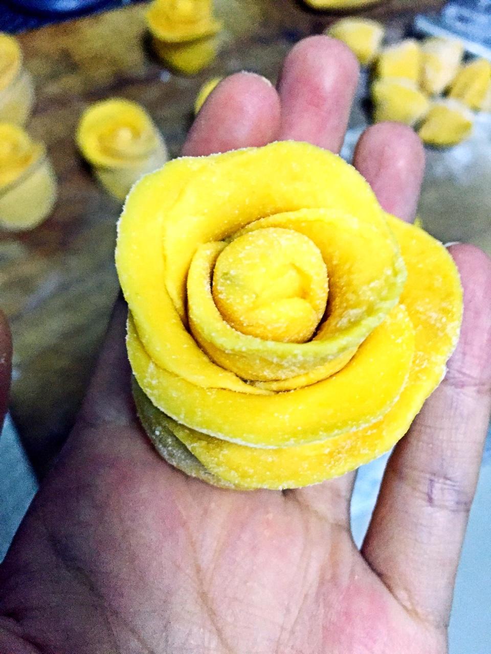 双色玫瑰花卷