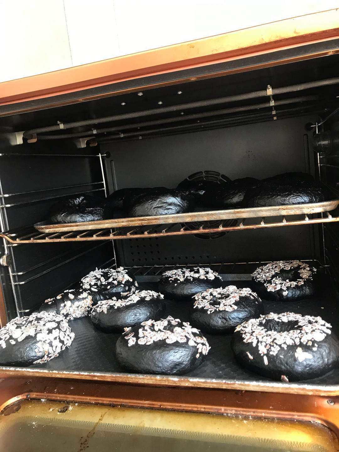 黑不溜秋的金枪鱼玉米竹炭贝果