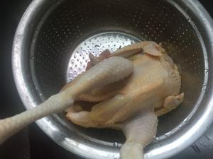简单易做的电饭煲盐焗手撕鸡的做法 步骤2