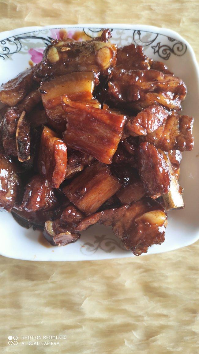 就像有句话所说：成年人的世界里，从来就没有“容易”二字。很多时候，你只能单枪匹马，直面生活的兵荒马乱。