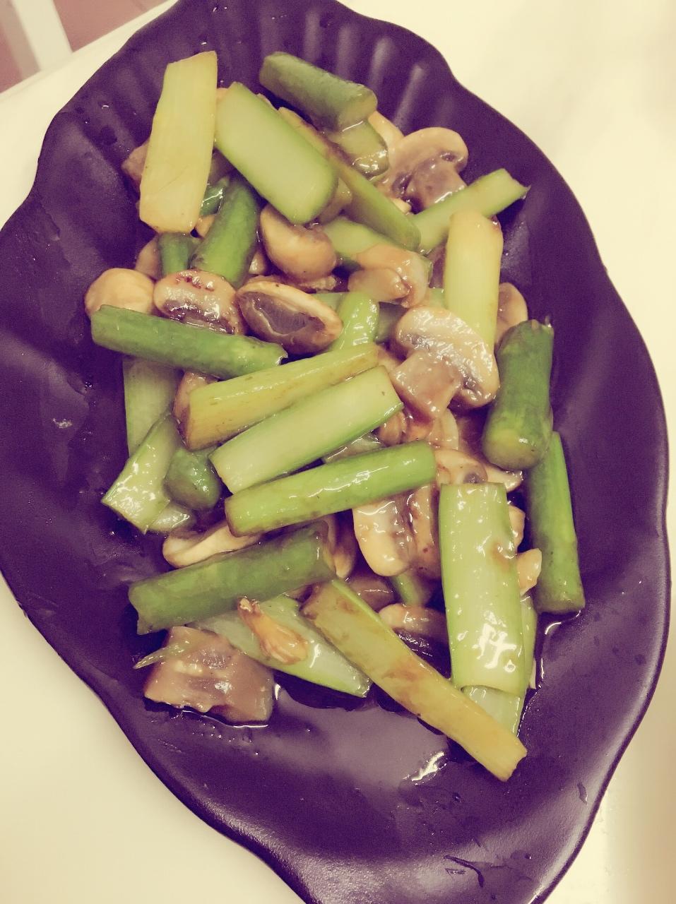 芦笋炒蘑菇