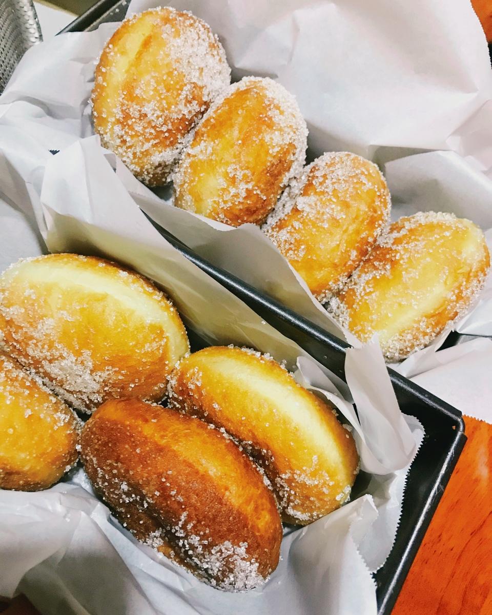 好吃到哭泣的甜甜圈VANILLA CREAM-FILLED DOUGHNUTS