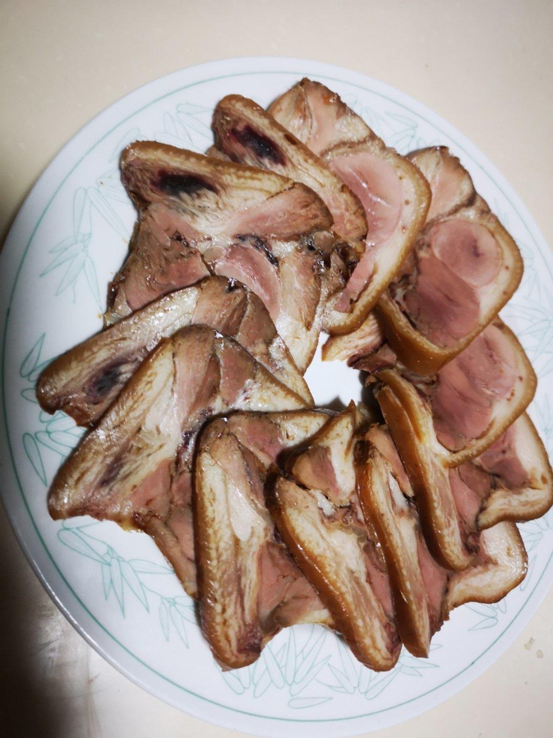 不用酱也可以香喷喷的酱肘子！