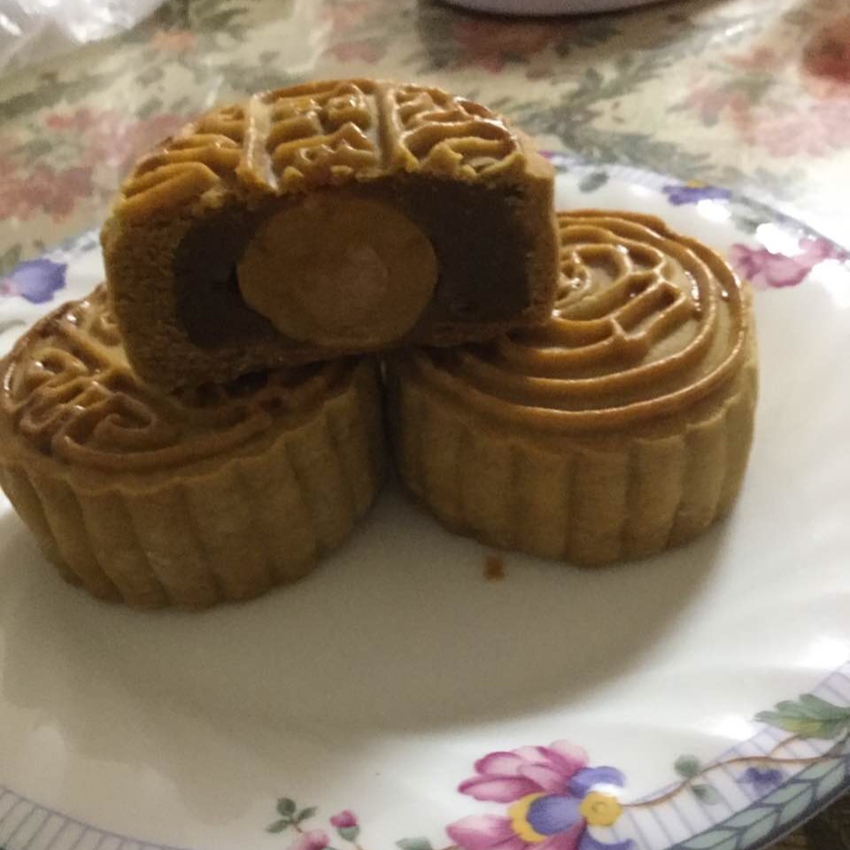 广式月饼－－蛋黄豆沙月饼