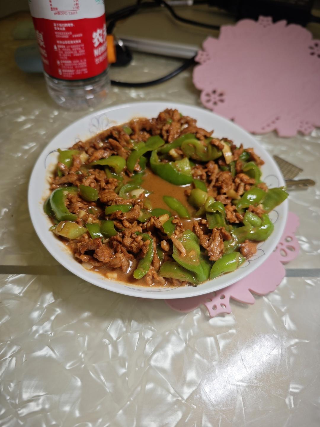 青椒肉丝，这样炒太好吃了。