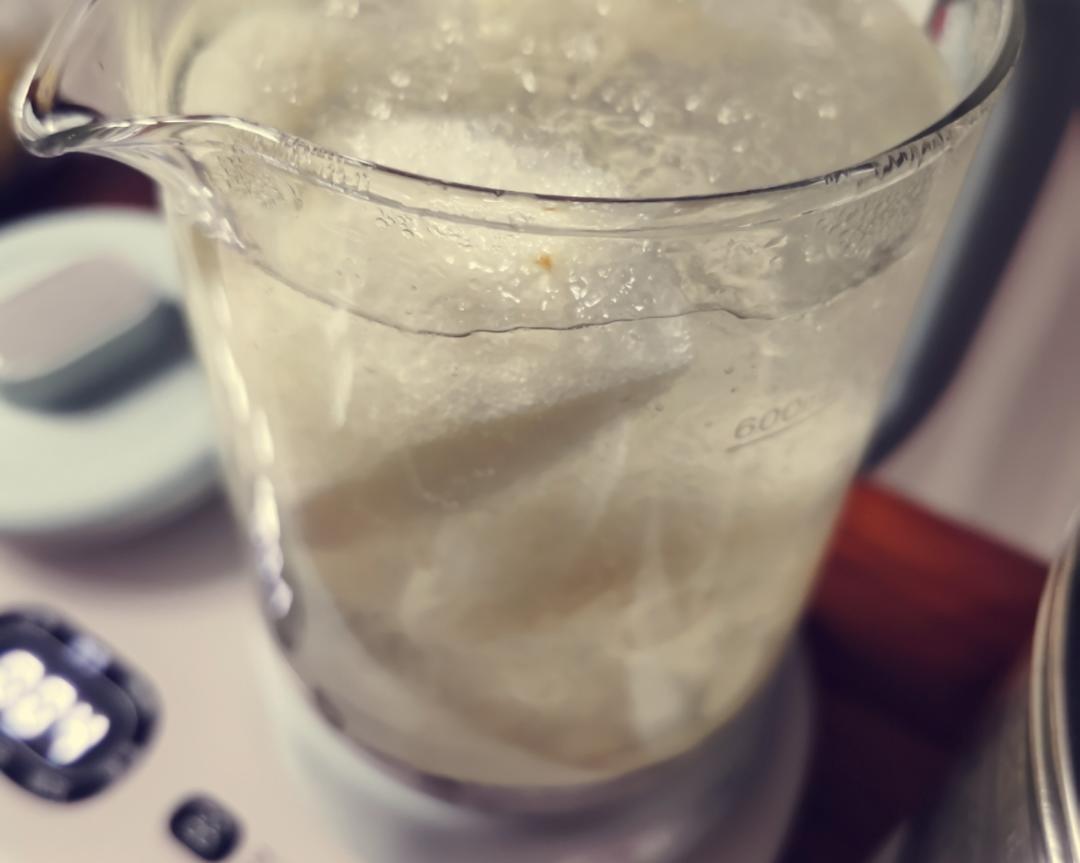 冰糖雪梨炖雪燕