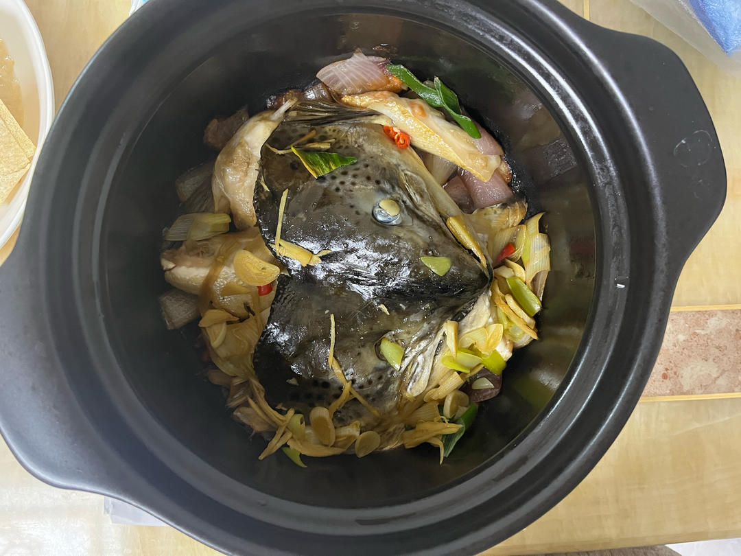 8分钟上桌的美食——砂锅三文鱼头煲