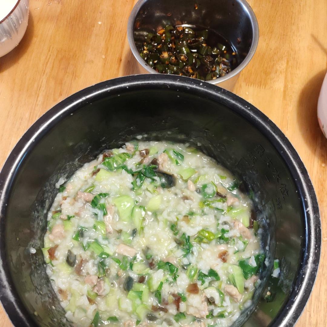 妈妈👩教我做的皮蛋瘦肉粥🥣简单快捷美味😋