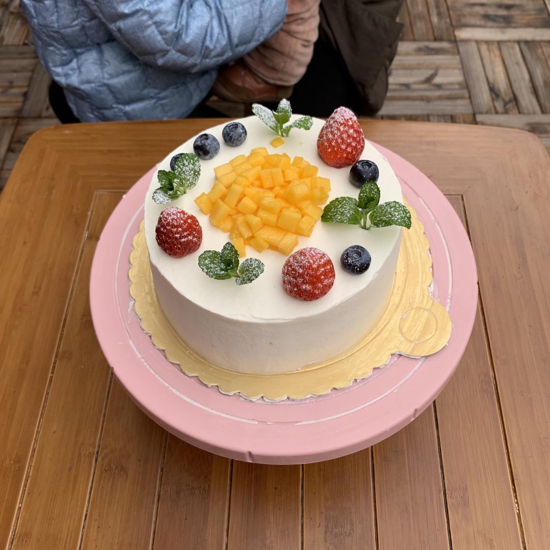 朴素的草莓奶油蛋糕～切开也是一样的朴素