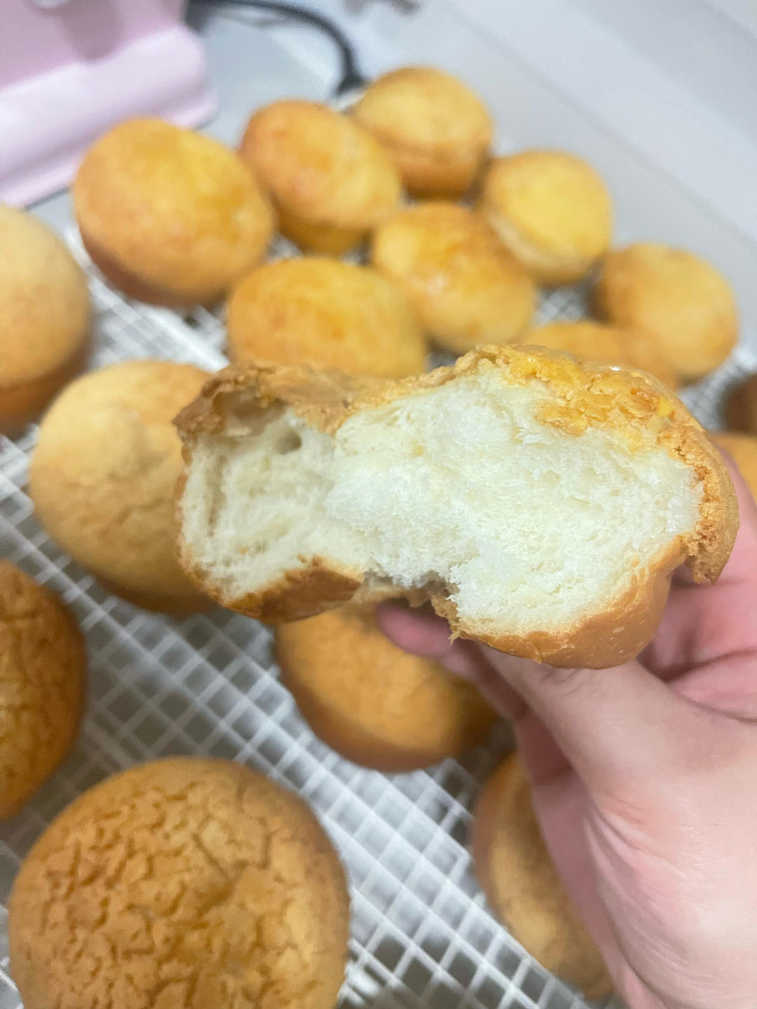 做100款面包の12：在家开茶餐厅!港式菠萝包 –不划格子自然裂开的香酥脆皮！菠萝油/酥皮包