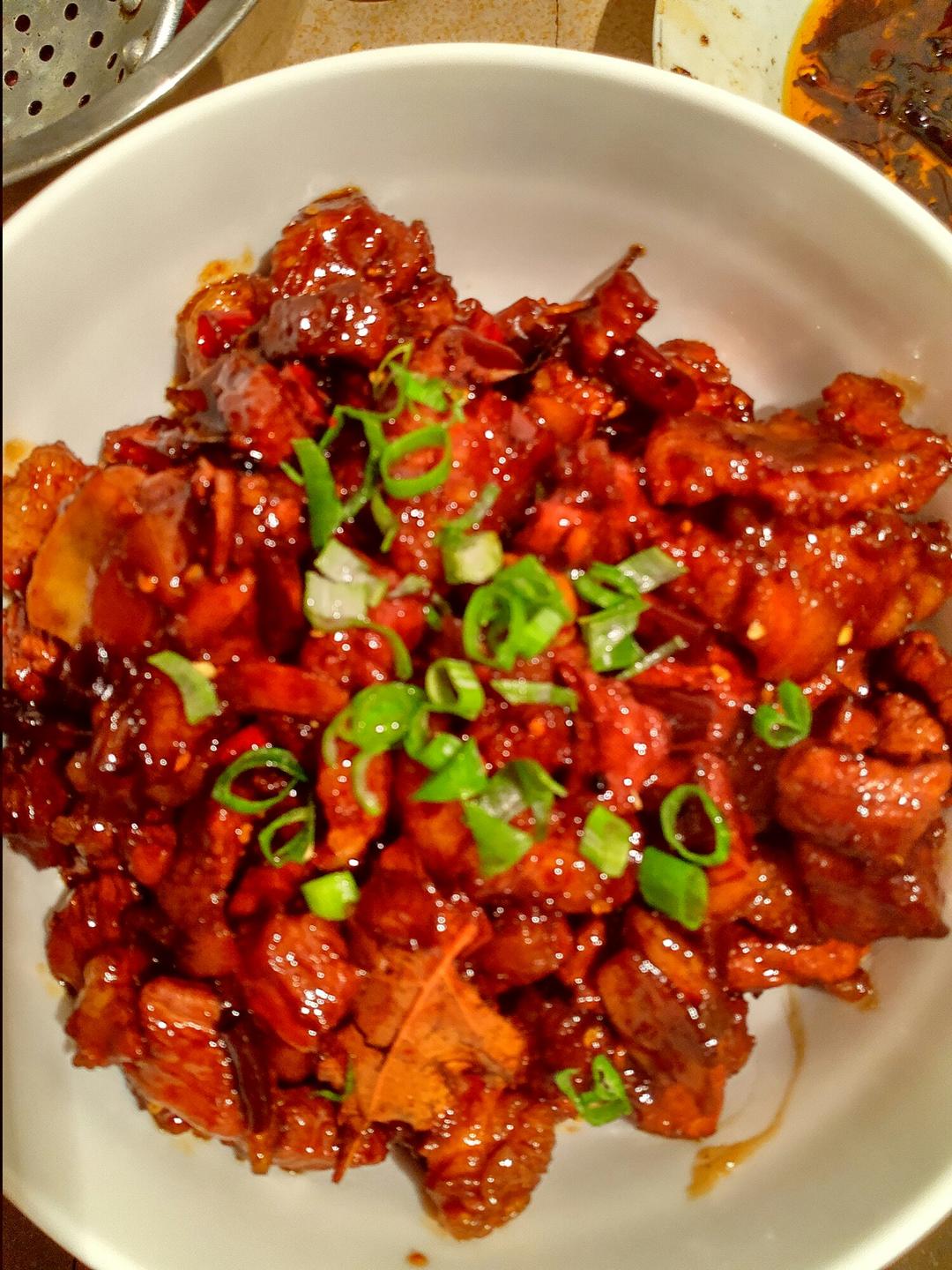 吃着碗里望着锅里的红烧肉