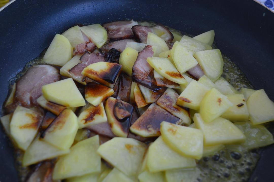 腊肉炒土豆片的做法 步骤5