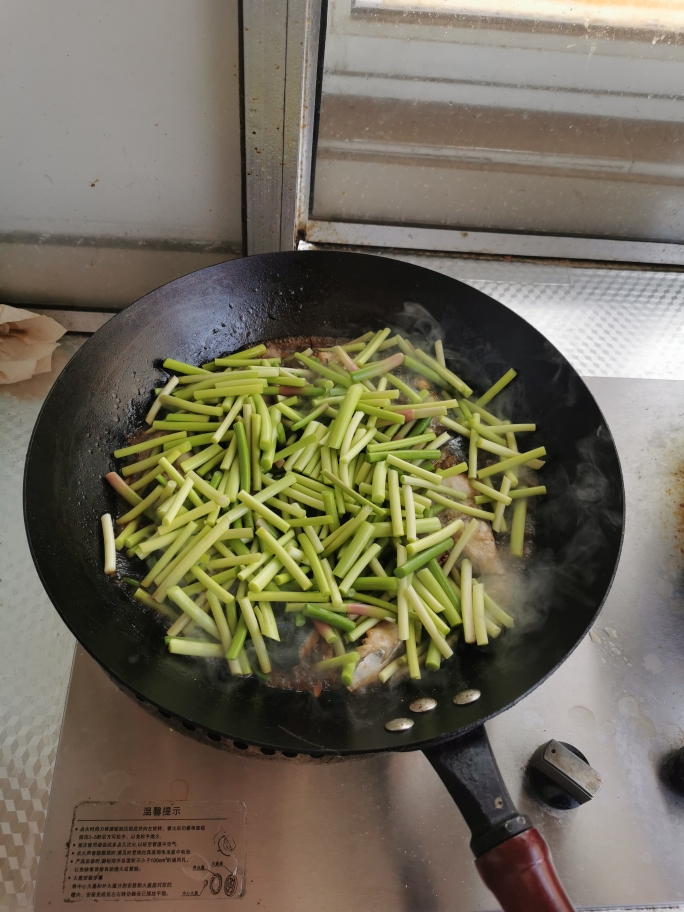 地道鲜香鲅鱼炖蒜苔的做法 步骤4