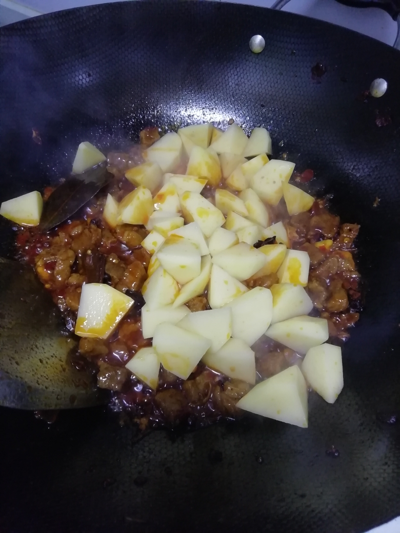 土豆烧牛肉的做法 步骤7