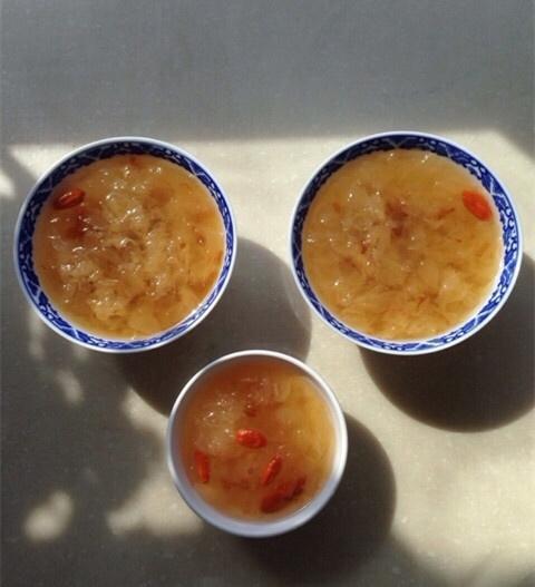 【小森妈妈菜谱】滋润养颜桃胶雪莲子炖奶