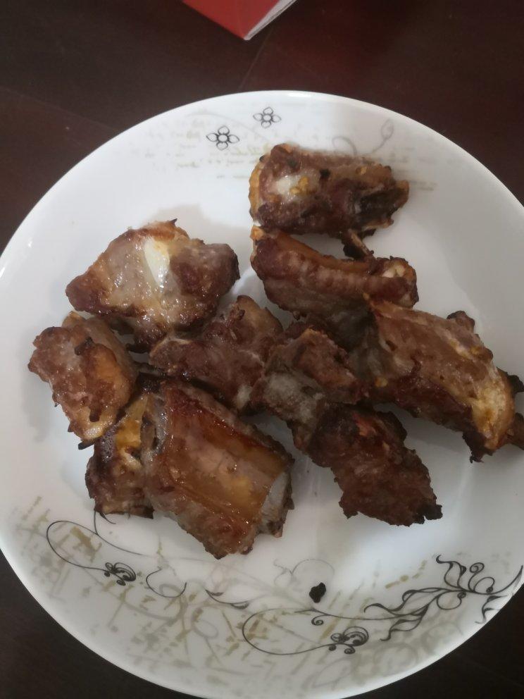 我家排骨从不红烧，加一些大蒜，出锅香喷喷，孩子吃完舔手指